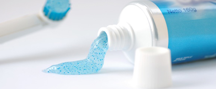 pulizia dei denti dentifricio